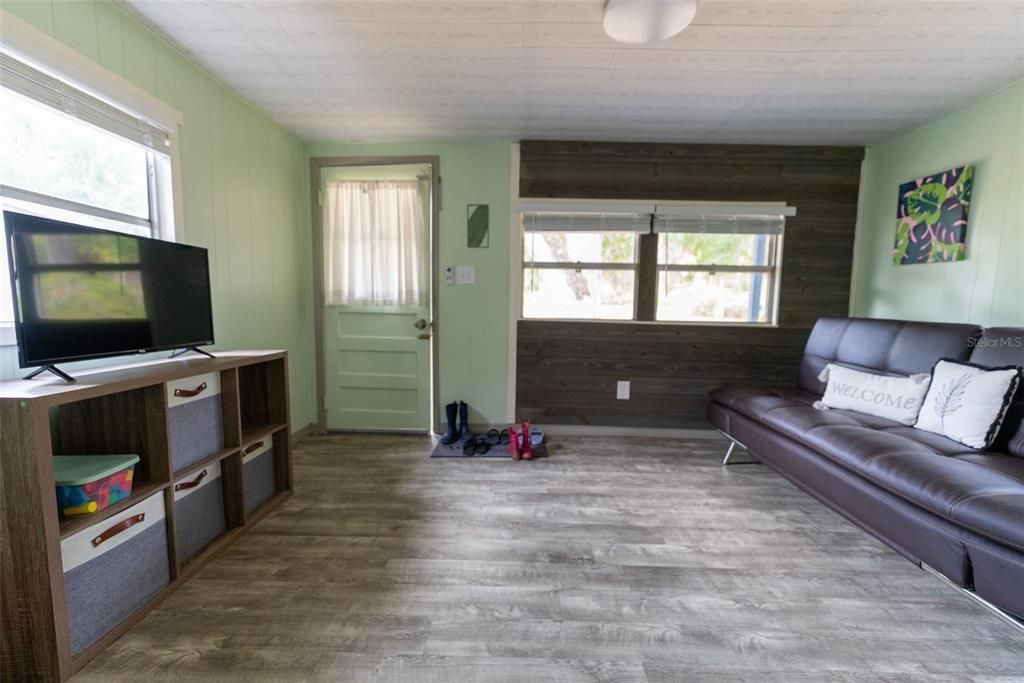 For Sale: $209,700 (2 beds, 2 baths, 884 Square Feet)