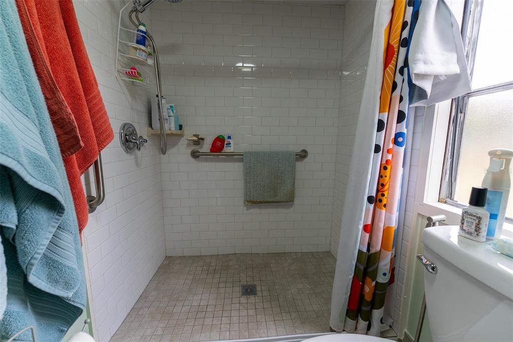 For Sale: $209,700 (2 beds, 2 baths, 884 Square Feet)