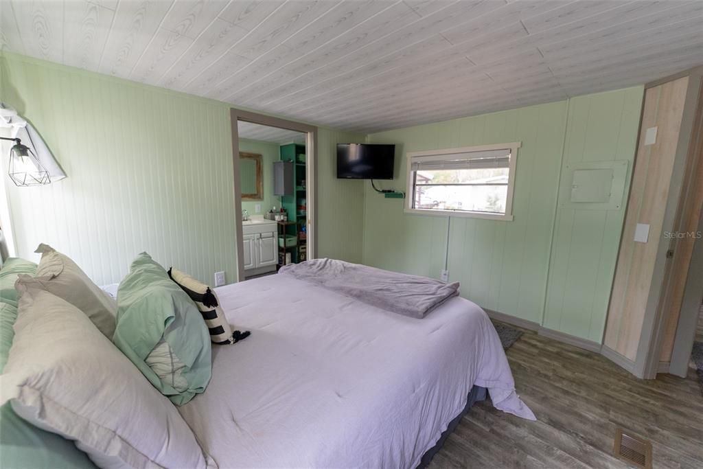 For Sale: $209,700 (2 beds, 2 baths, 884 Square Feet)