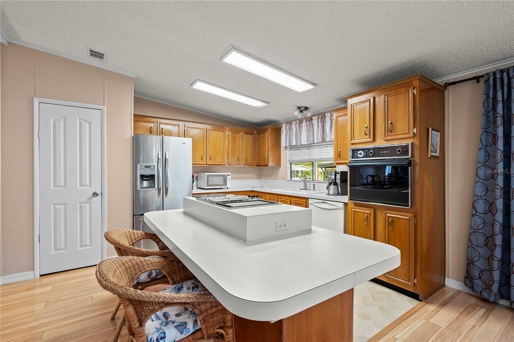 На продажу: $219,900 (2 спален, 2 ванн, 1632 Квадратных фут)