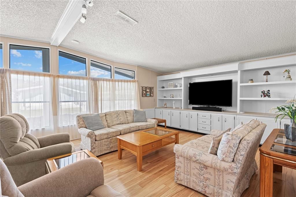 На продажу: $219,900 (2 спален, 2 ванн, 1632 Квадратных фут)