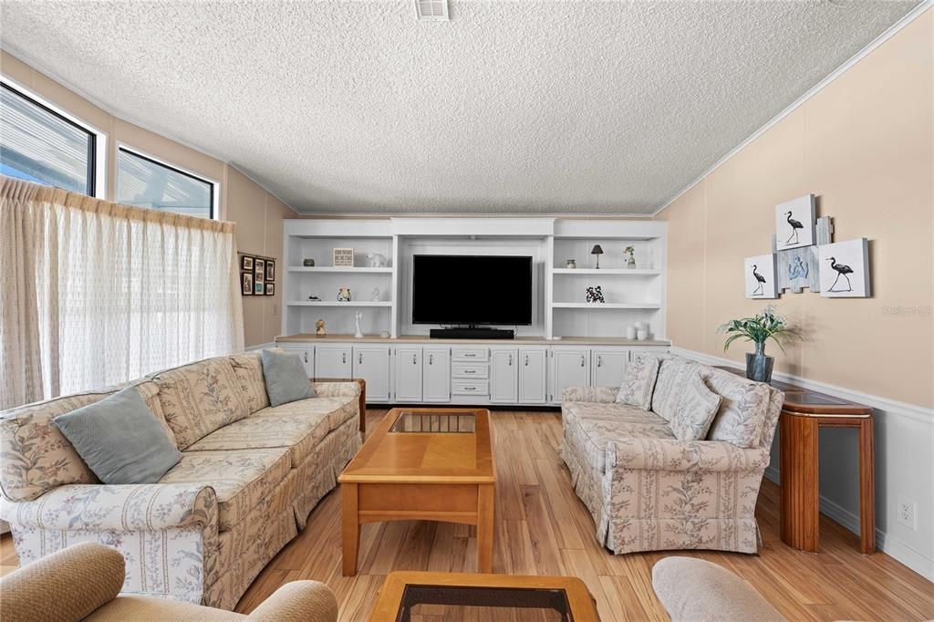 На продажу: $219,900 (2 спален, 2 ванн, 1632 Квадратных фут)