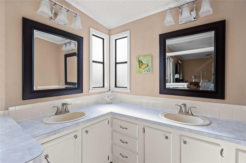 На продажу: $219,900 (2 спален, 2 ванн, 1632 Квадратных фут)