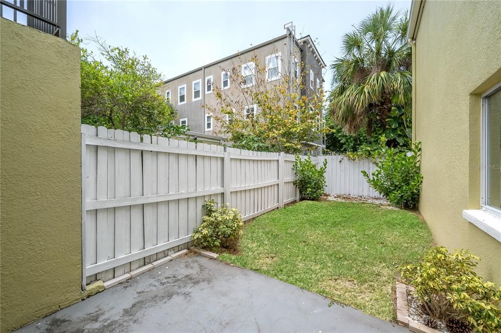 For Sale: $205,000 (1 beds, 1 baths, 702 Square Feet)