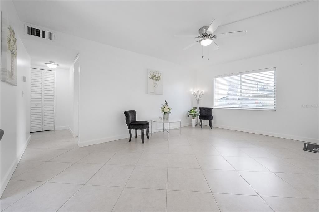 For Sale: $205,000 (1 beds, 1 baths, 702 Square Feet)