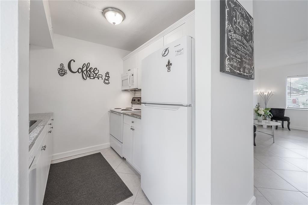 For Sale: $205,000 (1 beds, 1 baths, 702 Square Feet)