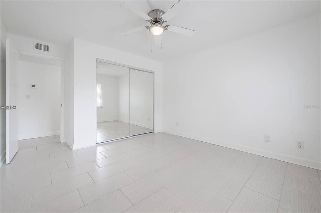 For Sale: $205,000 (1 beds, 1 baths, 702 Square Feet)