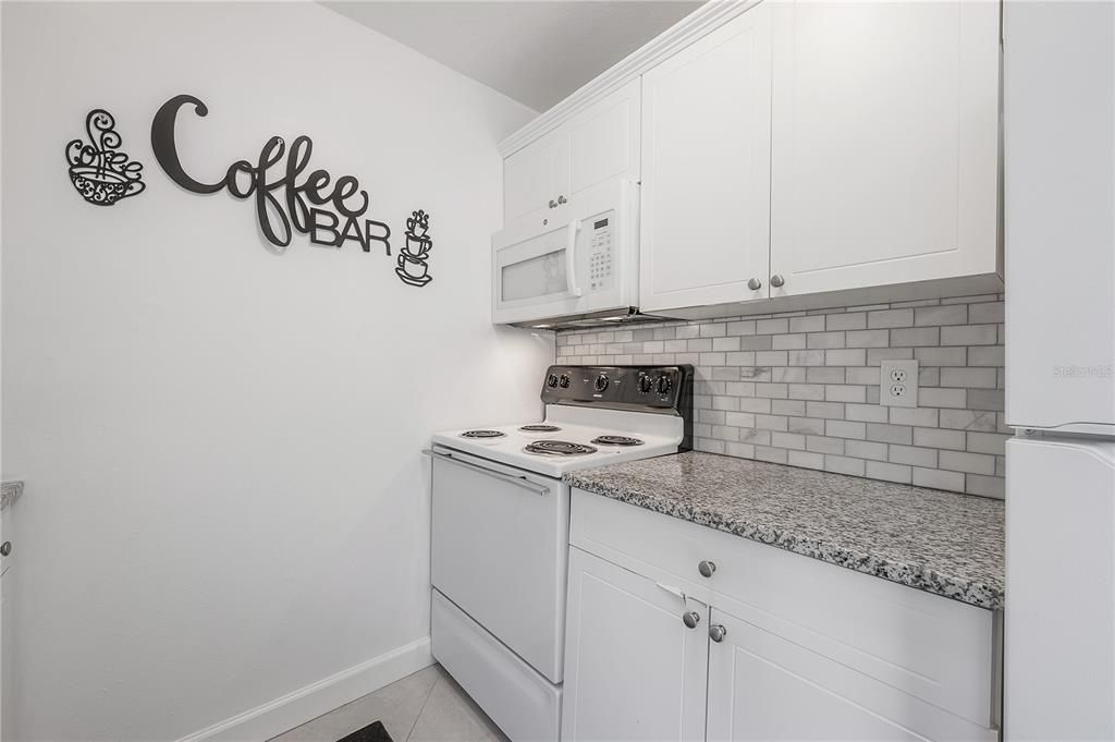 For Sale: $205,000 (1 beds, 1 baths, 702 Square Feet)