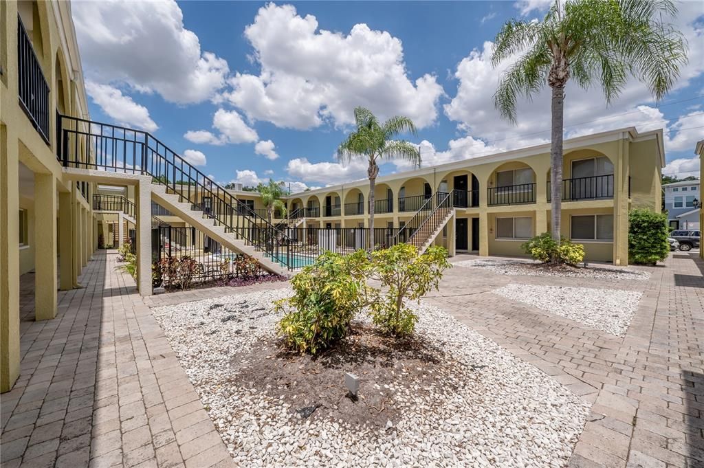 For Sale: $205,000 (1 beds, 1 baths, 702 Square Feet)