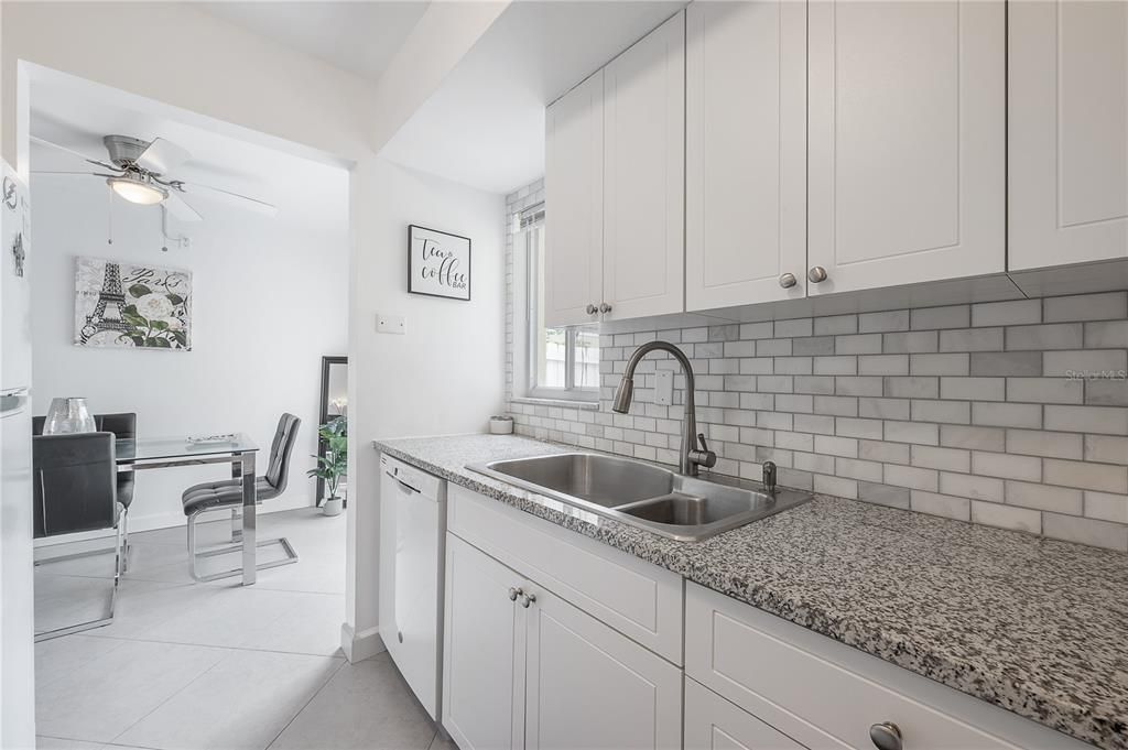 For Sale: $205,000 (1 beds, 1 baths, 702 Square Feet)