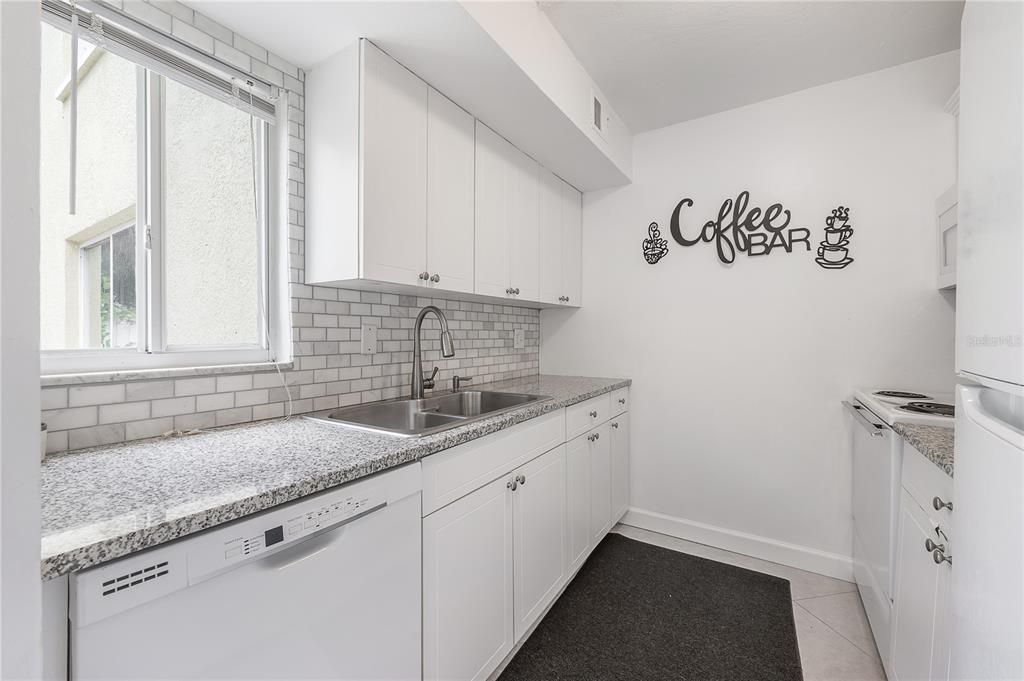 For Sale: $205,000 (1 beds, 1 baths, 702 Square Feet)