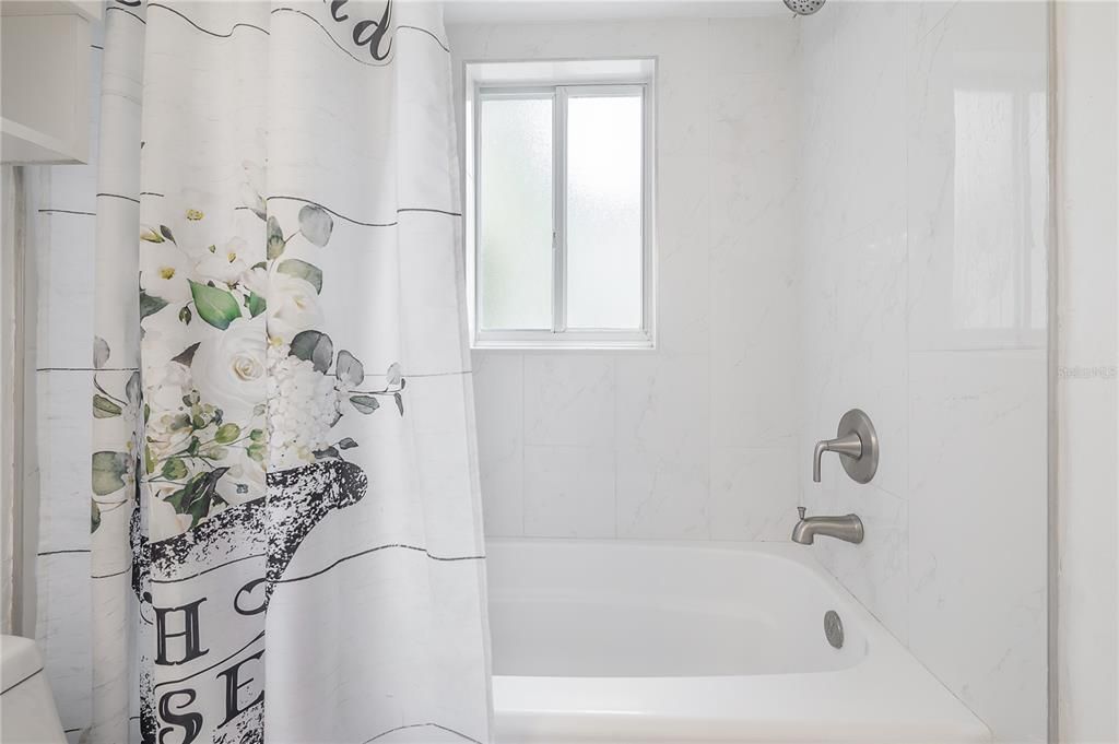 For Sale: $205,000 (1 beds, 1 baths, 702 Square Feet)