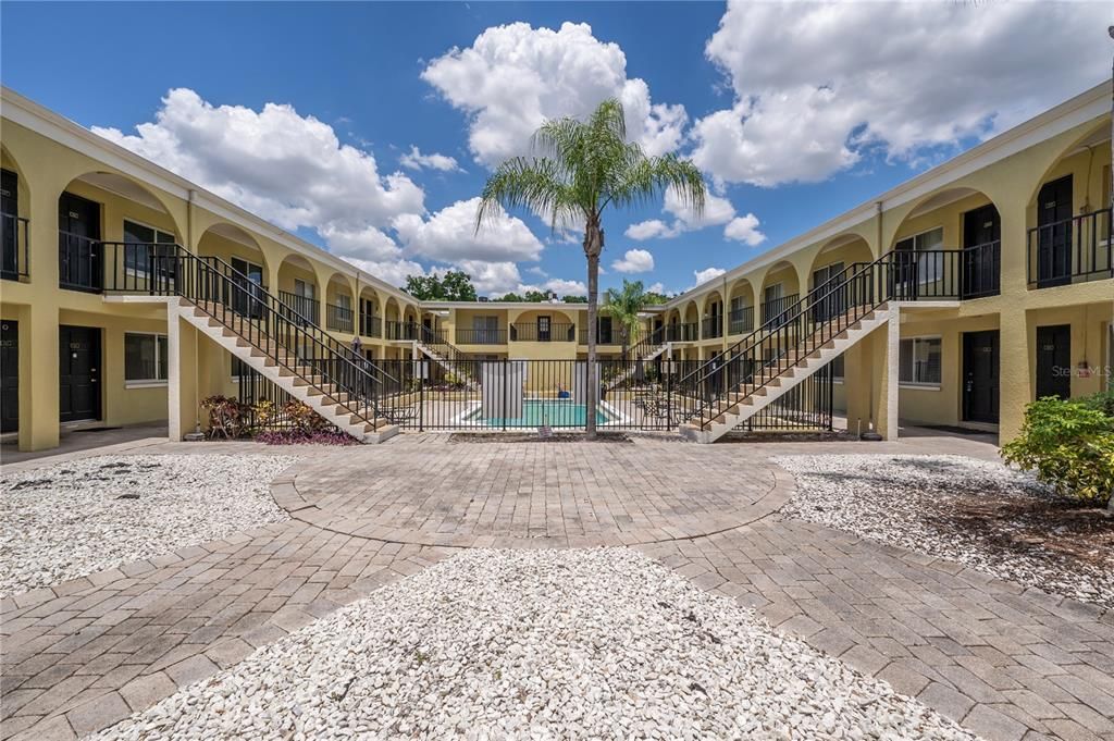 For Sale: $205,000 (1 beds, 1 baths, 702 Square Feet)