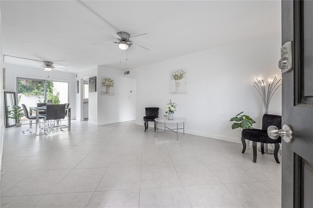 For Sale: $205,000 (1 beds, 1 baths, 702 Square Feet)