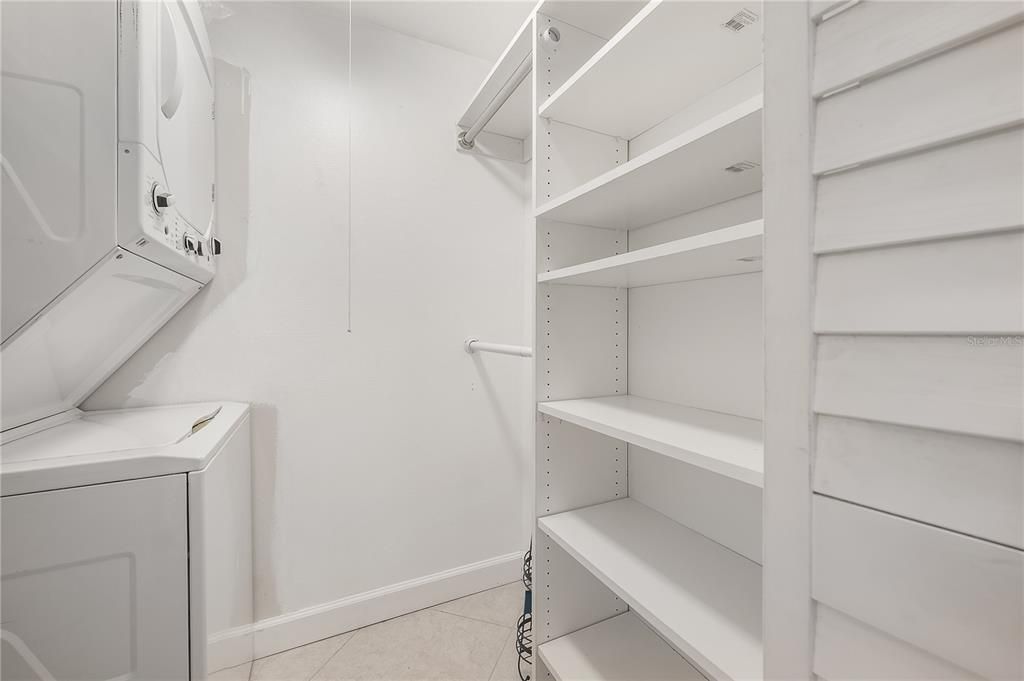 For Sale: $205,000 (1 beds, 1 baths, 702 Square Feet)