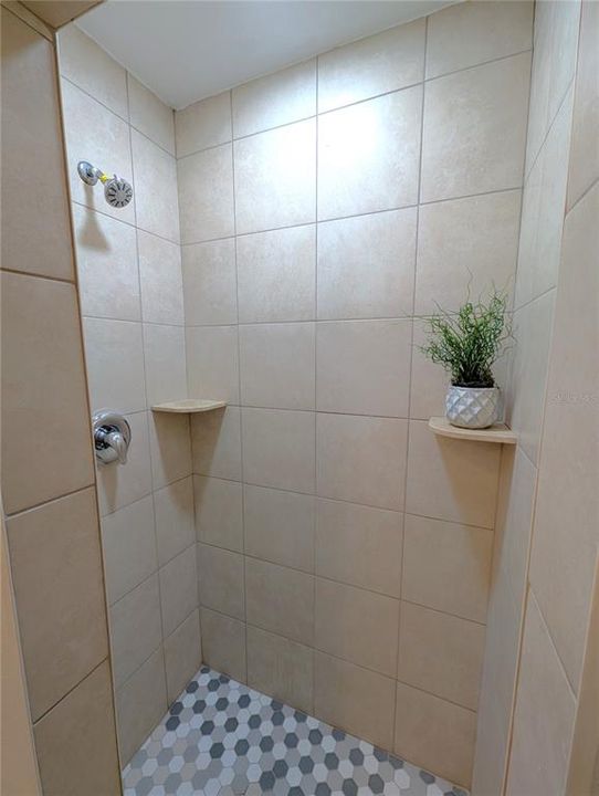 На продажу: $299,900 (2 спален, 2 ванн, 792 Квадратных фут)