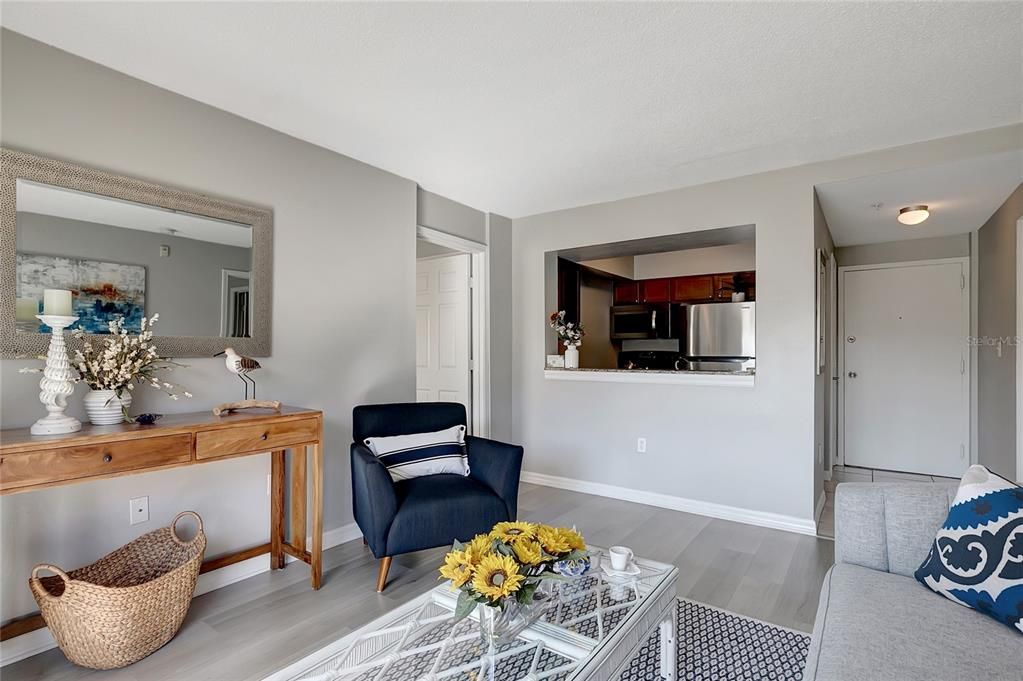 На продажу: $299,900 (2 спален, 2 ванн, 792 Квадратных фут)