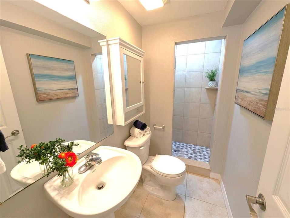 На продажу: $299,900 (2 спален, 2 ванн, 792 Квадратных фут)