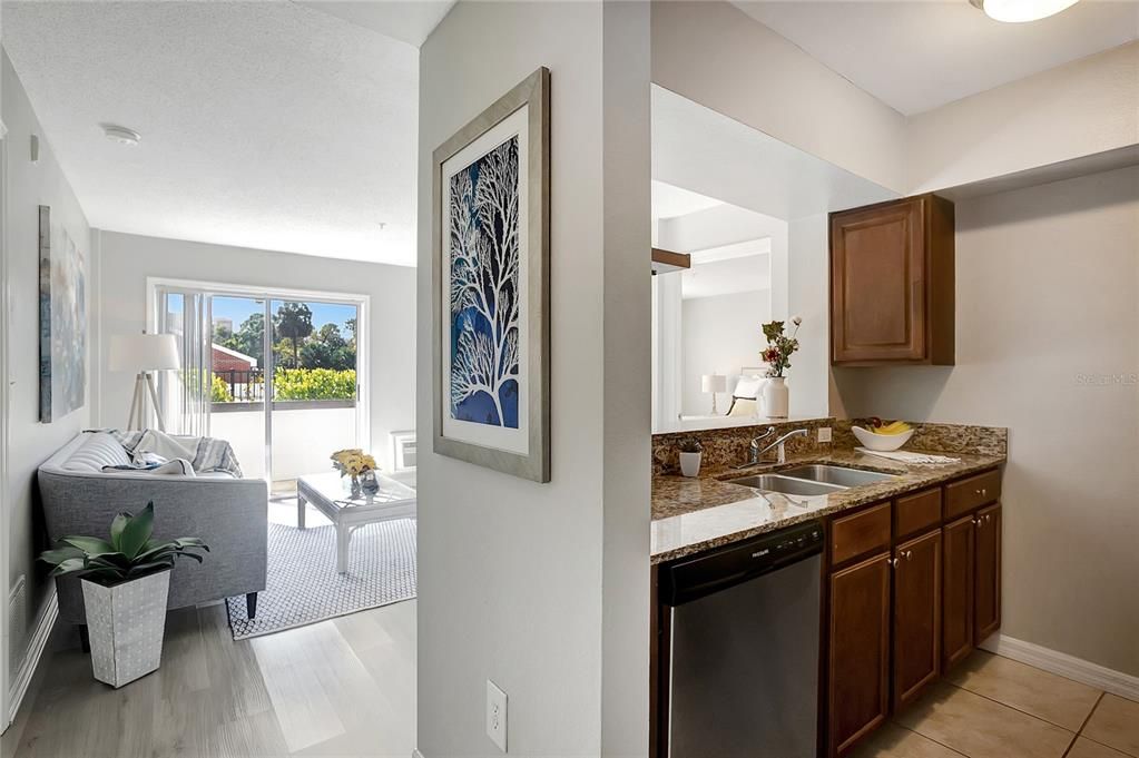 На продажу: $299,900 (2 спален, 2 ванн, 792 Квадратных фут)