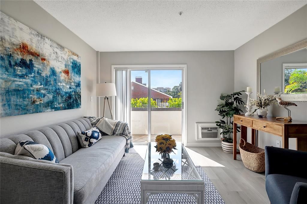 На продажу: $299,900 (2 спален, 2 ванн, 792 Квадратных фут)