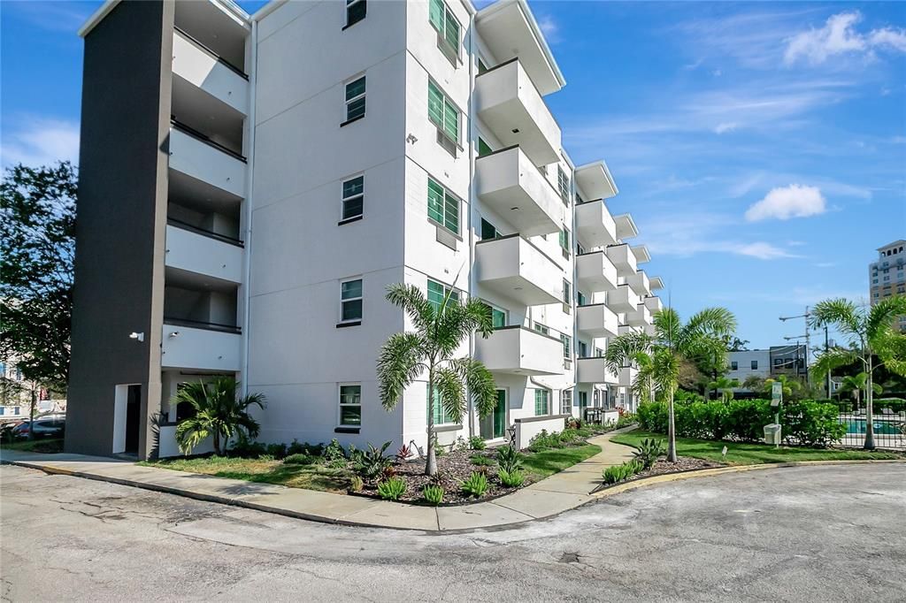 На продажу: $299,900 (2 спален, 2 ванн, 792 Квадратных фут)