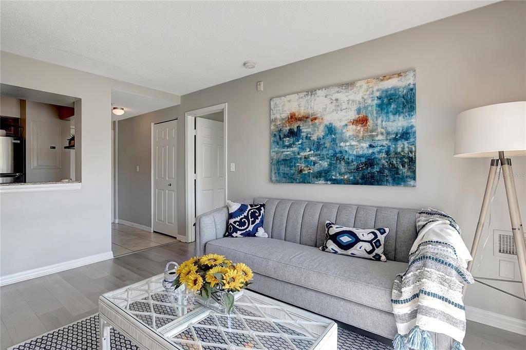 На продажу: $299,900 (2 спален, 2 ванн, 792 Квадратных фут)