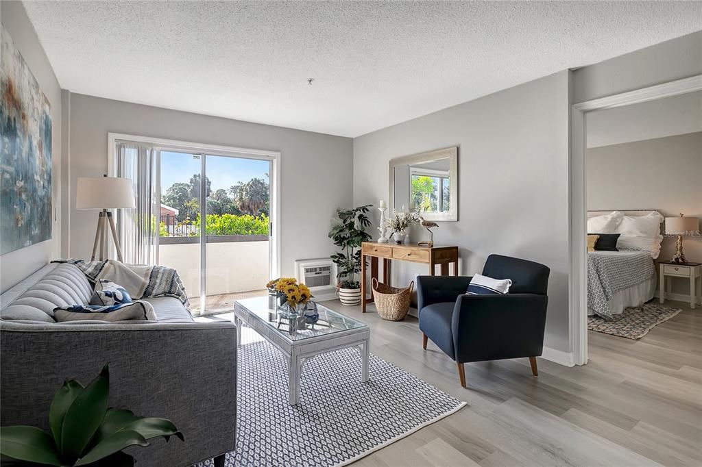 На продажу: $299,900 (2 спален, 2 ванн, 792 Квадратных фут)