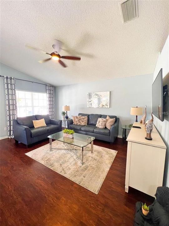 For Rent: $1,895 (3 beds, 2 baths, 1131 Square Feet)