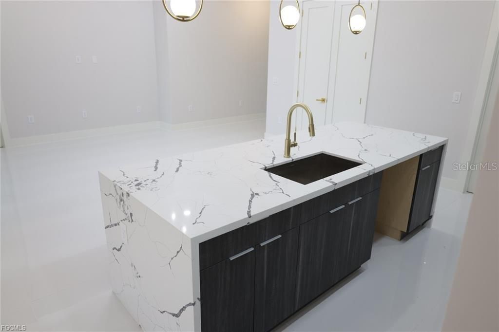 En Venta: $390,000 (4 camas, 2 baños, 1629 Pies cuadrados)