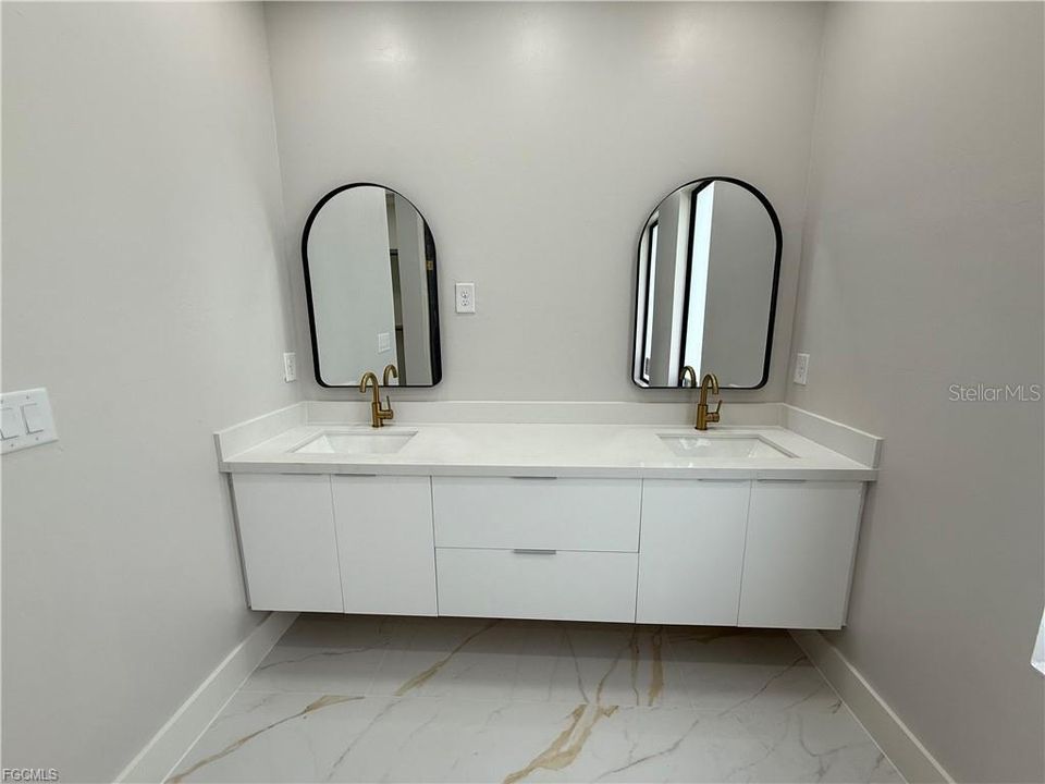 En Venta: $390,000 (4 camas, 2 baños, 1629 Pies cuadrados)