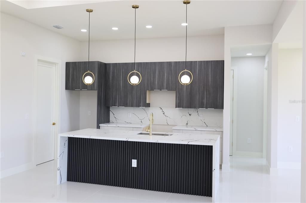 En Venta: $390,000 (4 camas, 2 baños, 1629 Pies cuadrados)