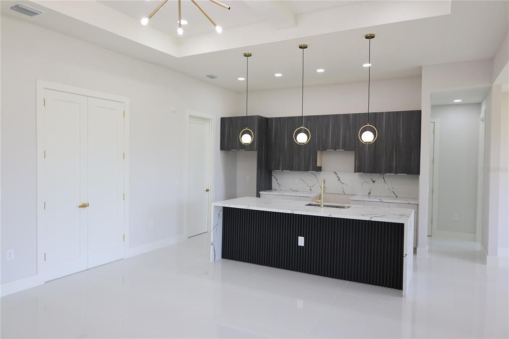 En Venta: $390,000 (4 camas, 2 baños, 1629 Pies cuadrados)