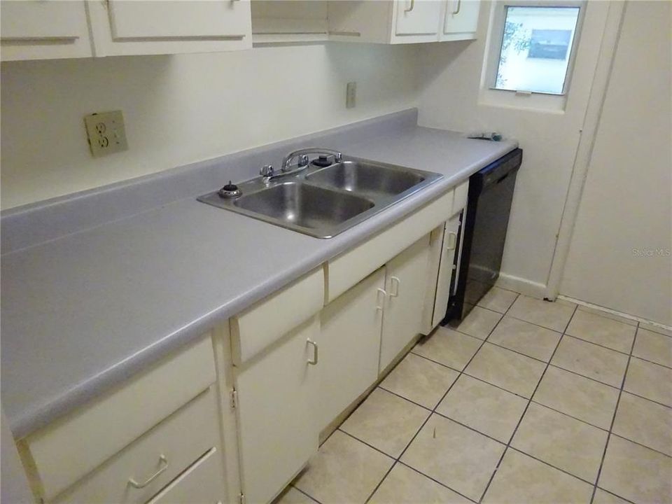For Rent: $1,900 (3 beds, 2 baths, 1325 Square Feet)