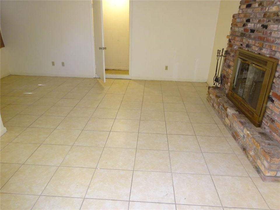 For Rent: $1,900 (3 beds, 2 baths, 1325 Square Feet)