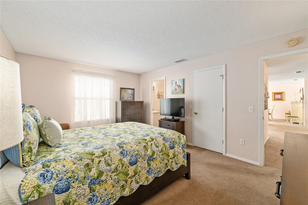 待售: $239,900 (2 贝兹, 2 浴室, 1121 平方英尺)