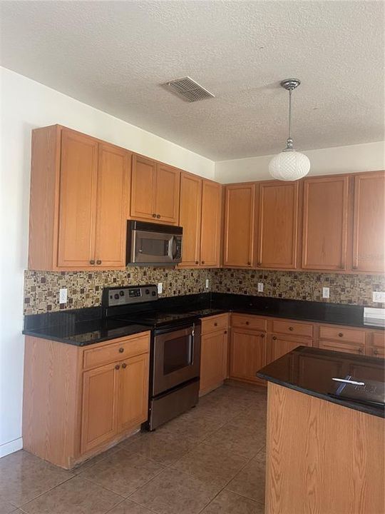 For Rent: $2,400 (3 beds, 2 baths, 1936 Square Feet)