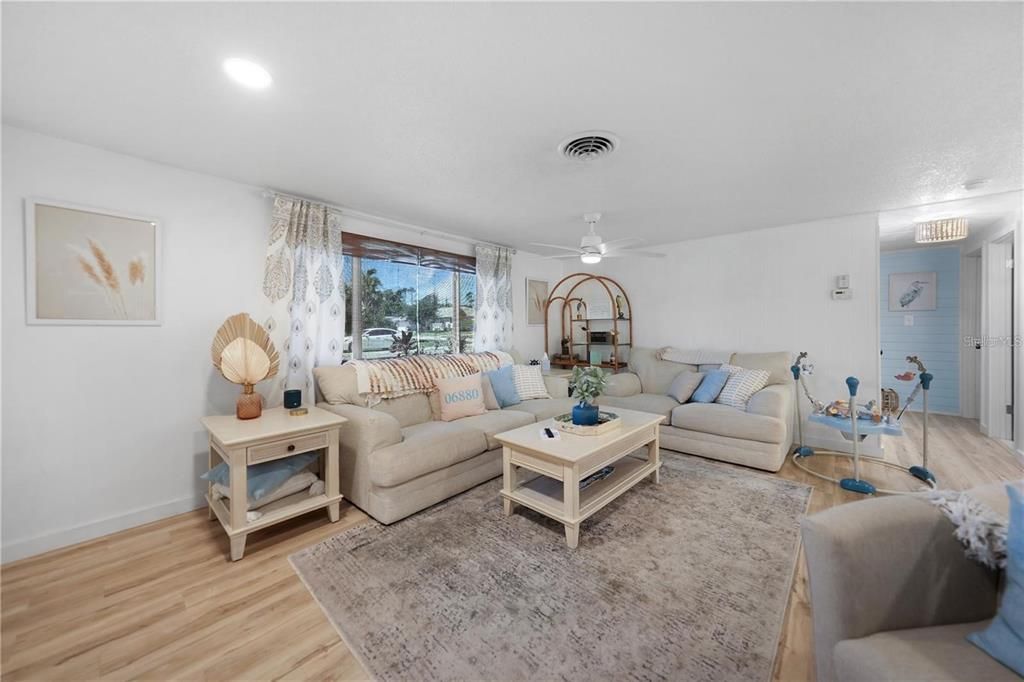 For Sale: $289,000 (3 beds, 2 baths, 1162 Square Feet)