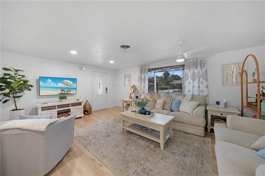 For Sale: $289,000 (3 beds, 2 baths, 1162 Square Feet)