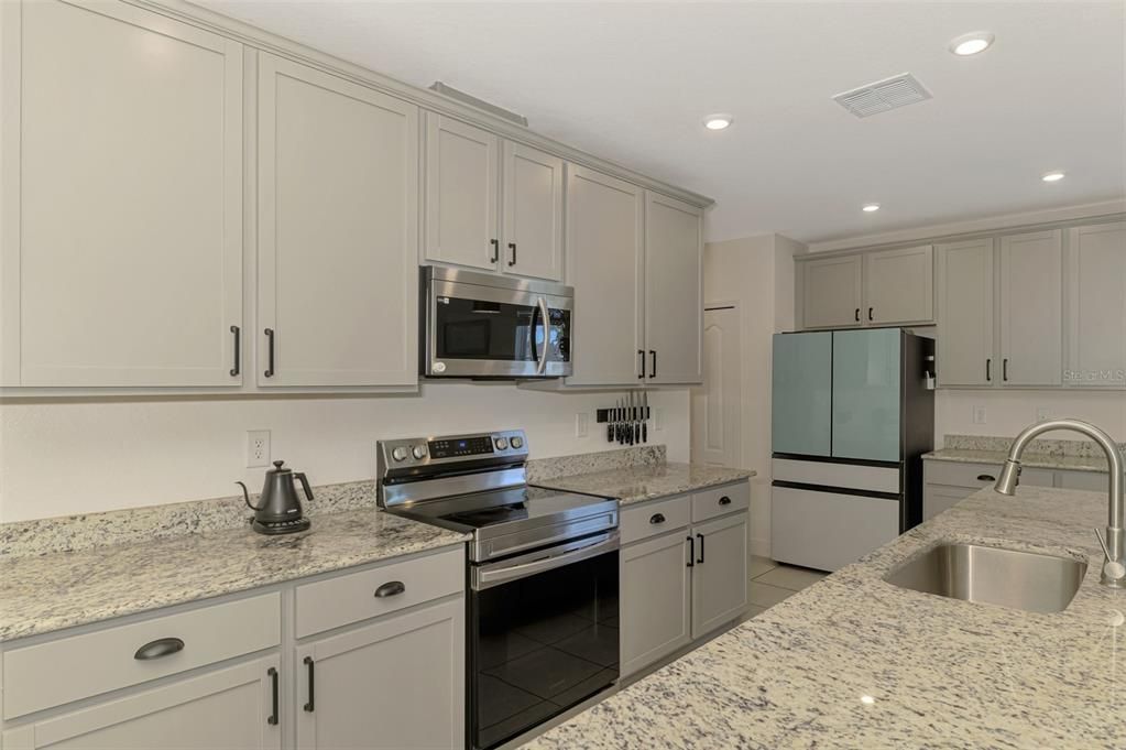 For Sale: $359,900 (4 beds, 2 baths, 1998 Square Feet)