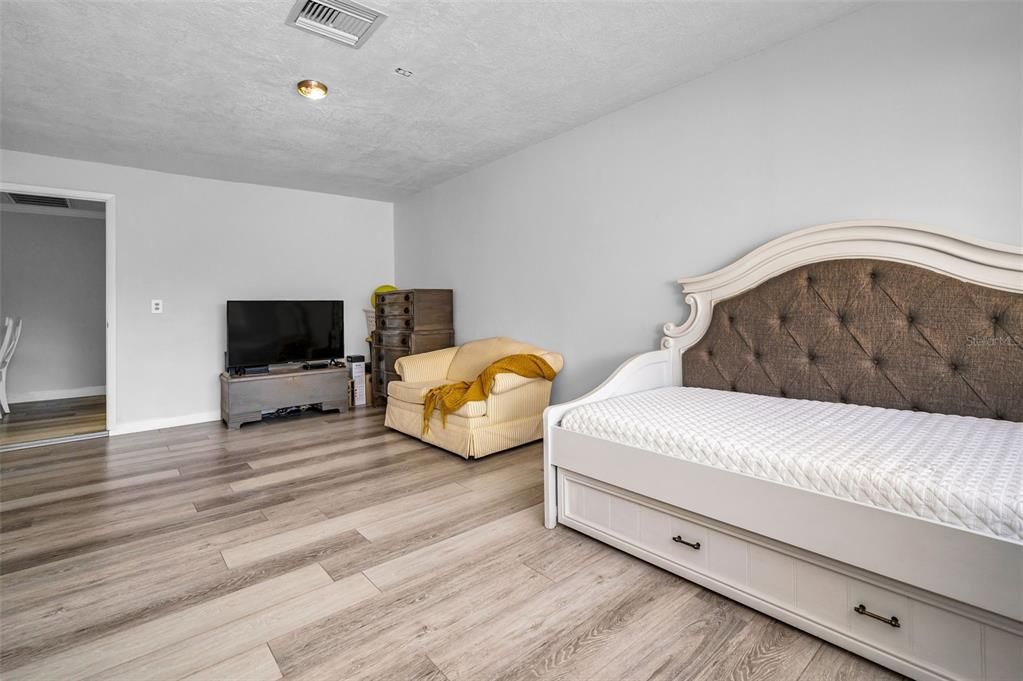 For Sale: $265,500 (2 beds, 2 baths, 1470 Square Feet)