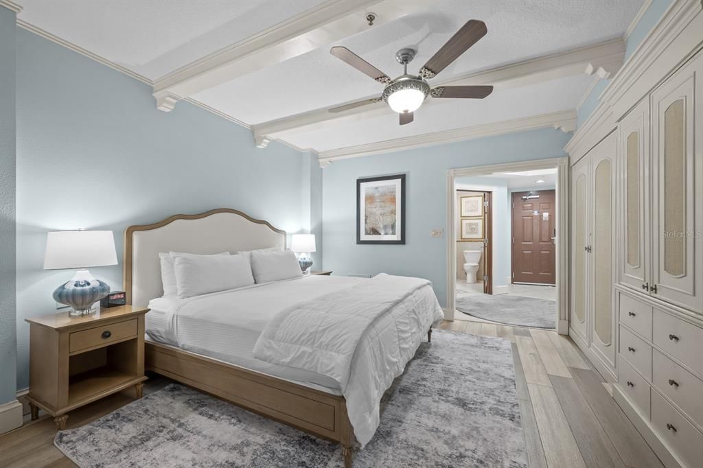 For Sale: $329,000 (1 beds, 1 baths, 678 Square Feet)