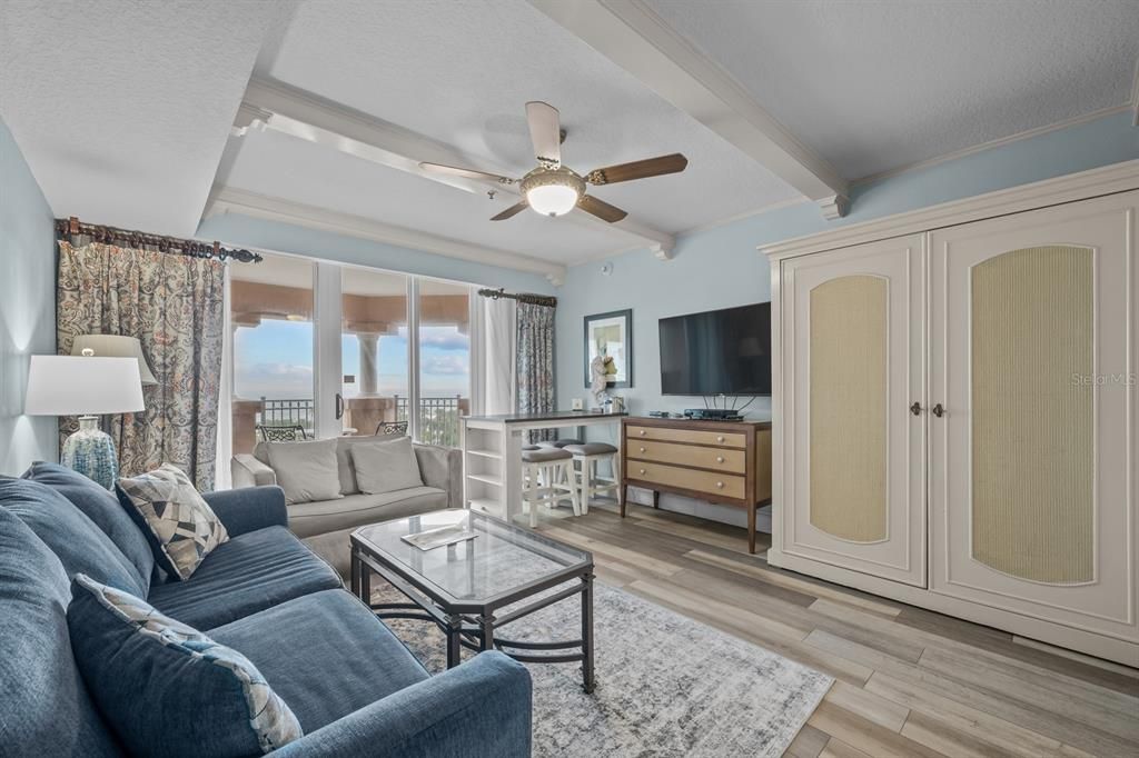 For Sale: $329,000 (1 beds, 1 baths, 678 Square Feet)