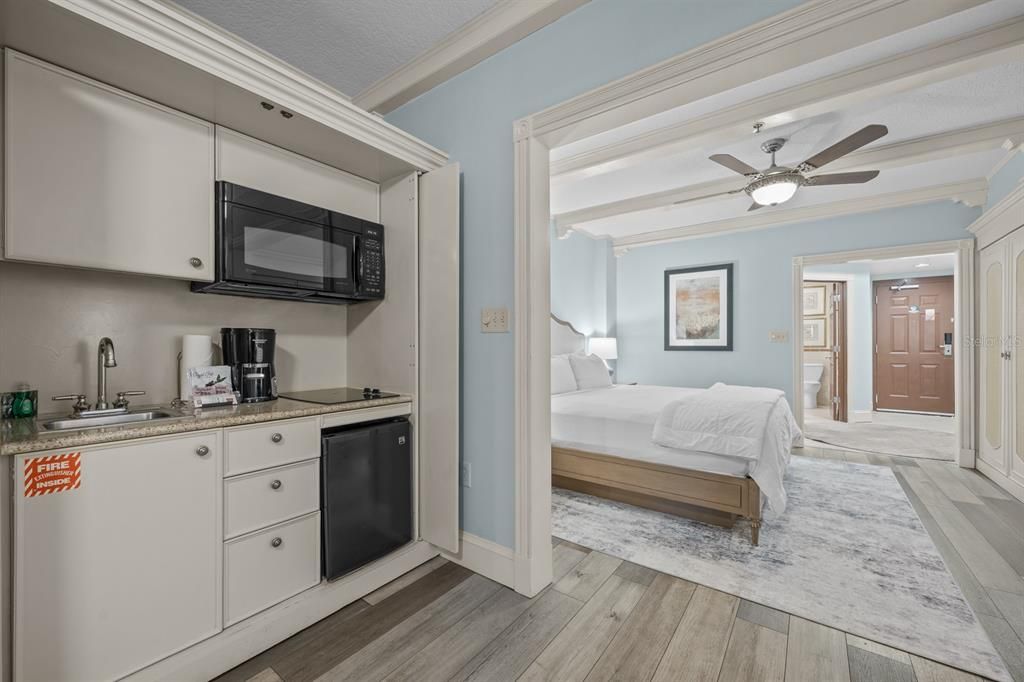 For Sale: $329,000 (1 beds, 1 baths, 678 Square Feet)