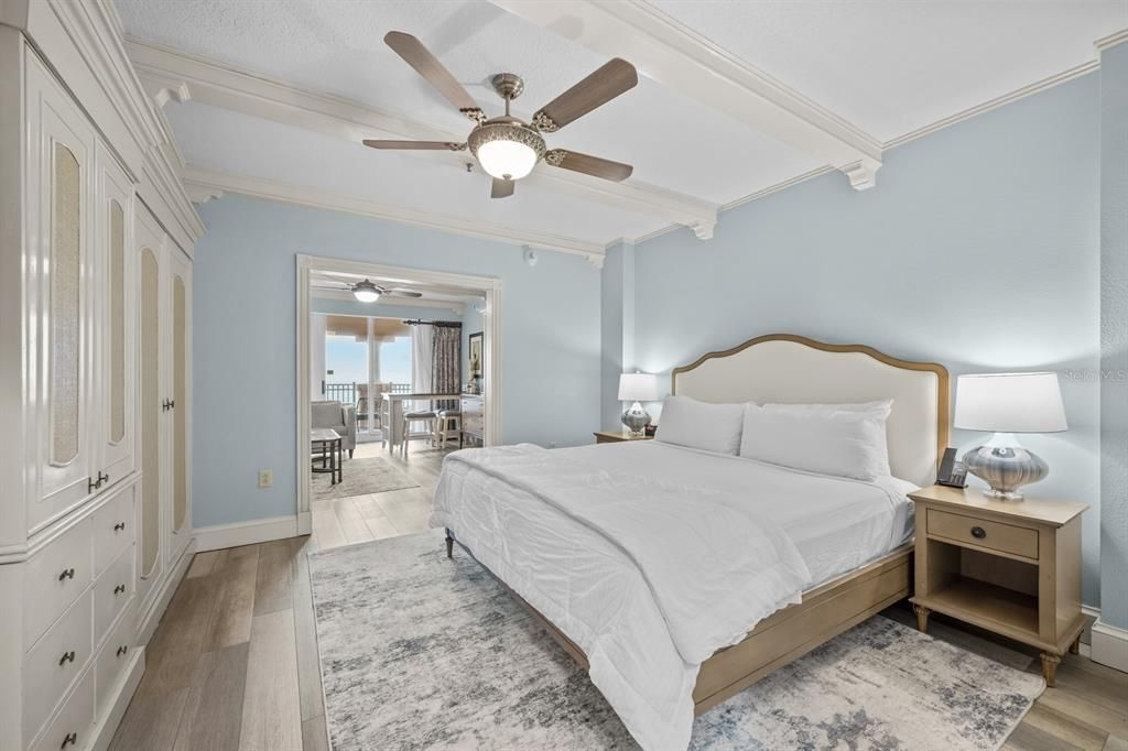 For Sale: $329,000 (1 beds, 1 baths, 678 Square Feet)