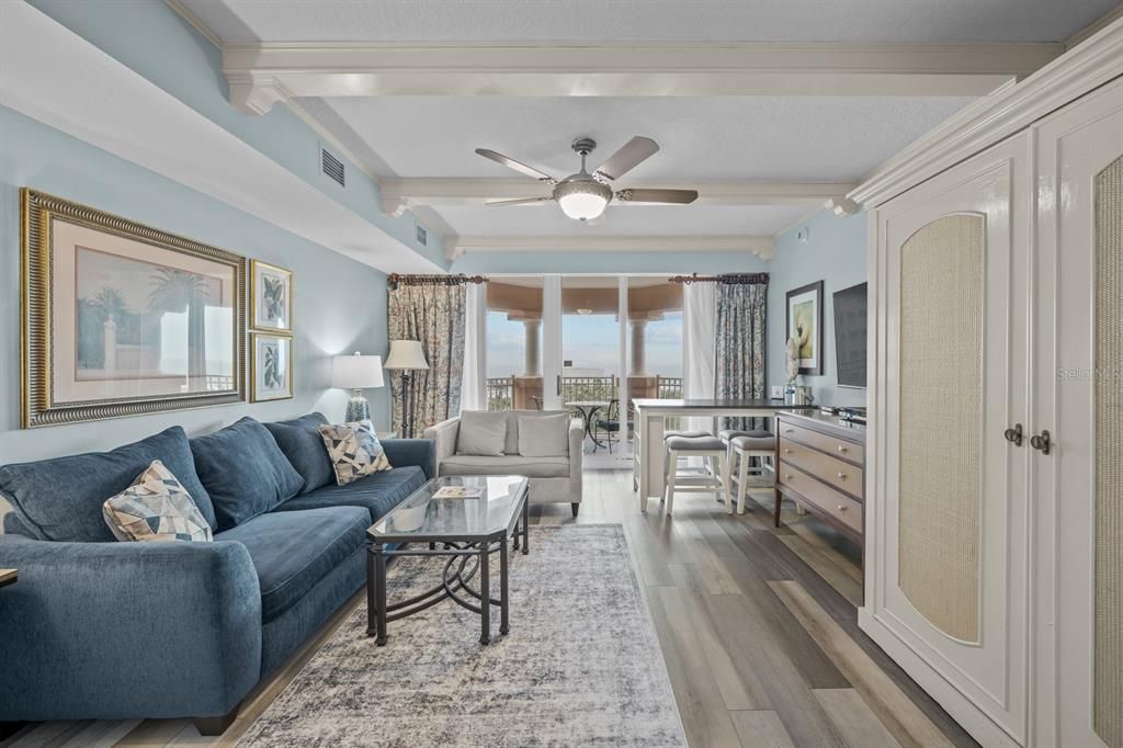 For Sale: $329,000 (1 beds, 1 baths, 678 Square Feet)