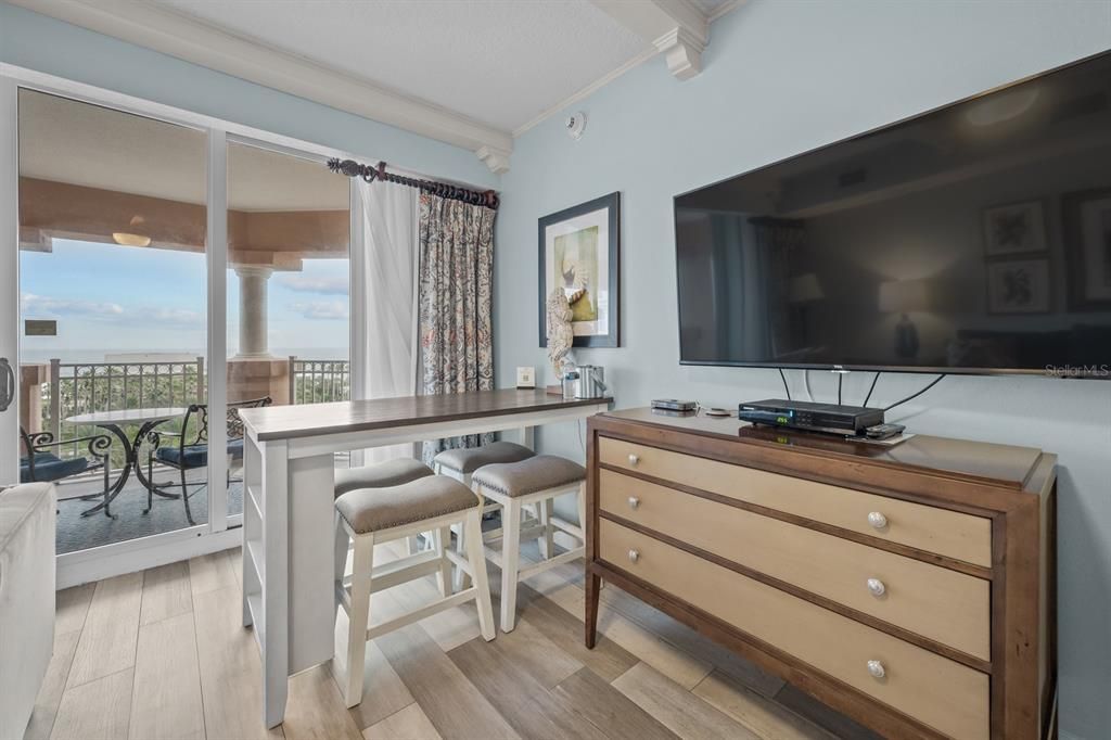 For Sale: $329,000 (1 beds, 1 baths, 678 Square Feet)