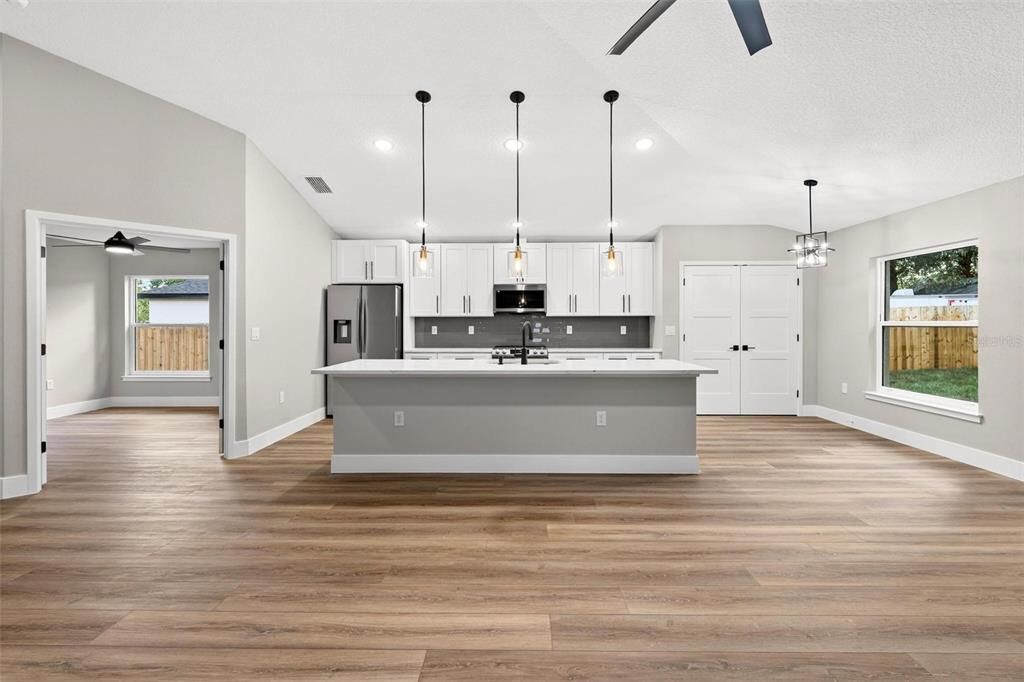 En Venta: $379,900 (4 camas, 2 baños, 1781 Pies cuadrados)