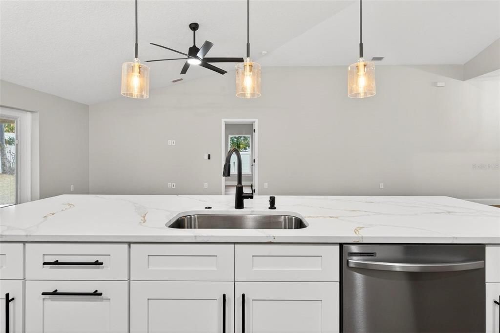 En Venta: $379,900 (4 camas, 2 baños, 1781 Pies cuadrados)