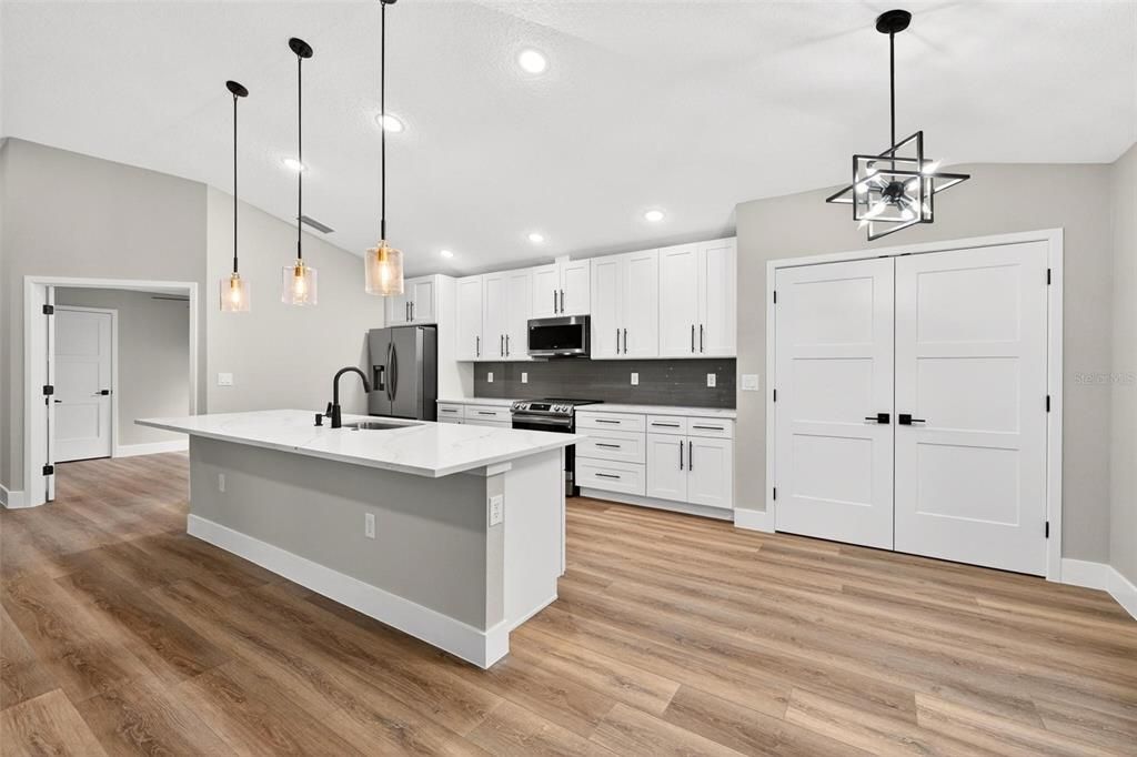 En Venta: $379,900 (4 camas, 2 baños, 1781 Pies cuadrados)