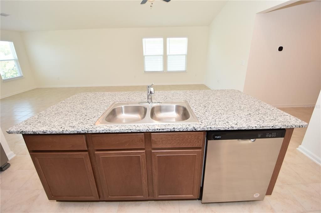 For Rent: $2,100 (4 beds, 2 baths, 1891 Square Feet)